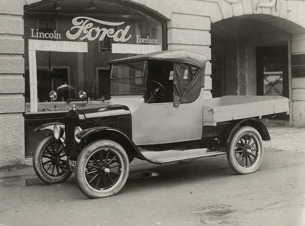 En leveransbild av en Ford T från ca 1925, svenskbyggd pickup på personbilschassi.