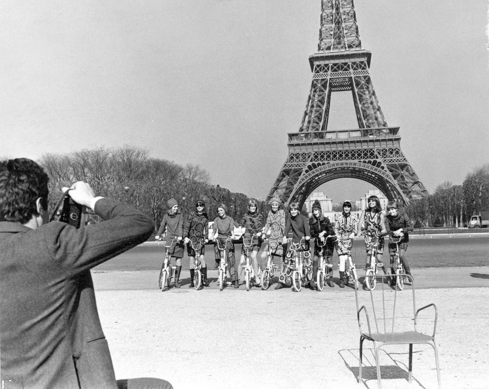 Pressen gav Katja god reklam i samband med modevisningen i Paris 1966. Pressfotograferna hyrde cyklar till mannekängerna som här fotograferas i Katjas plagg framför Eiffeltornet i Paris. Okänd fotograf/Malmö Stadsarkiv. 