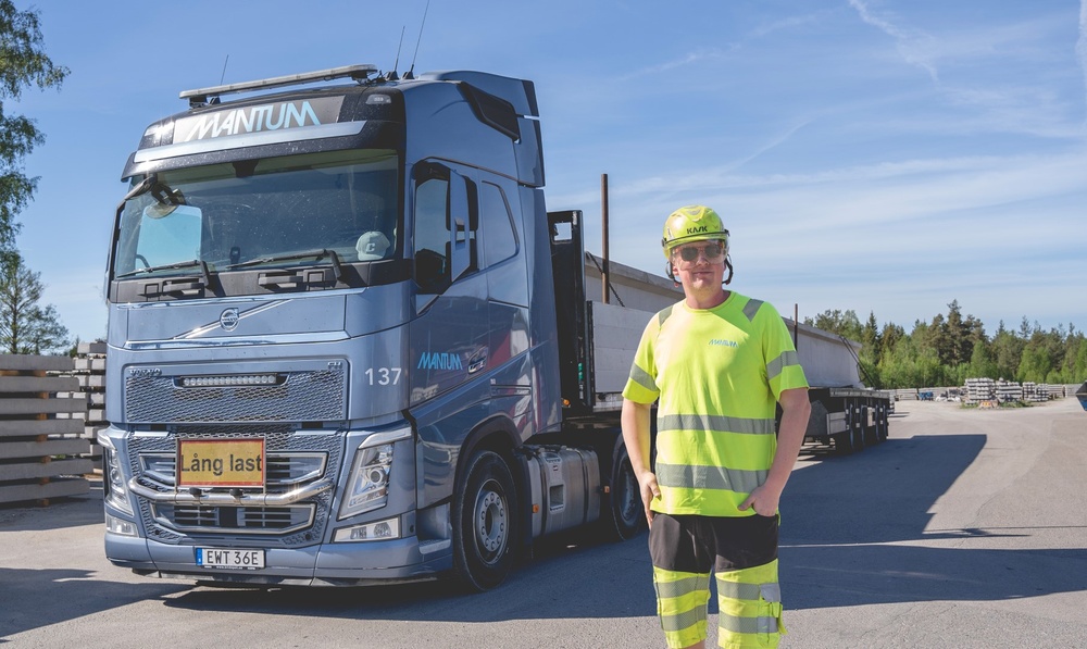 Chauffören Charlie och de andra på Hyltebruks Transport (Mantum) kan nu glädjas över att en av lastbilarna får sig ett ansiktslyft – värt 100 000 kr – efter vinst i Klaraviks drömlastbilstävling. 