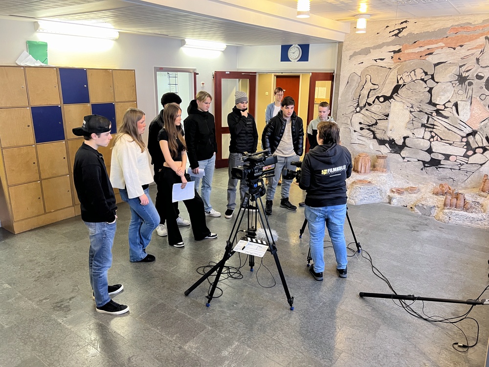 Jenny Alvalin från iFocus Studios handleder elever som skapar film vid Nossebro skola.
