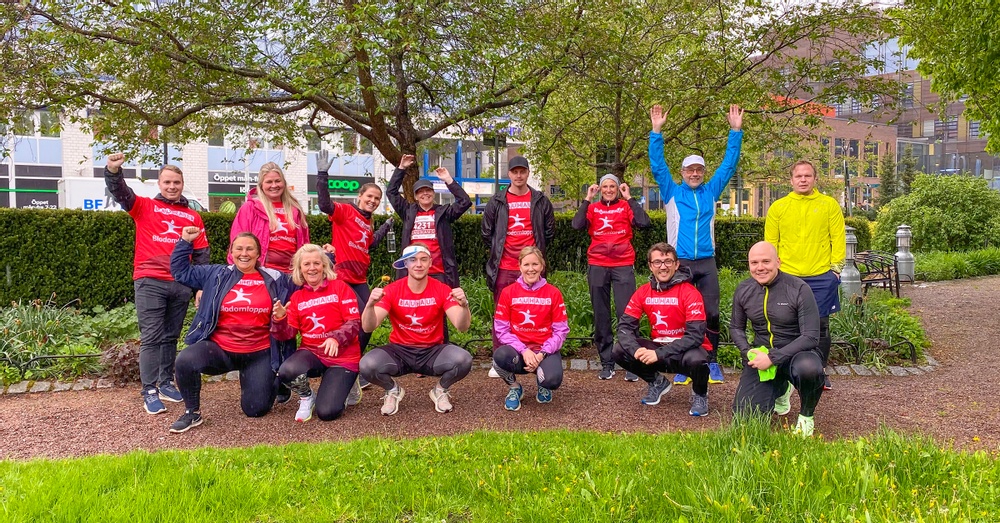 Klädda i Blodomloppets röda t-shirtar samlades några ur Väsbyhems personal i Järnvägsparken för en gruppbild.
