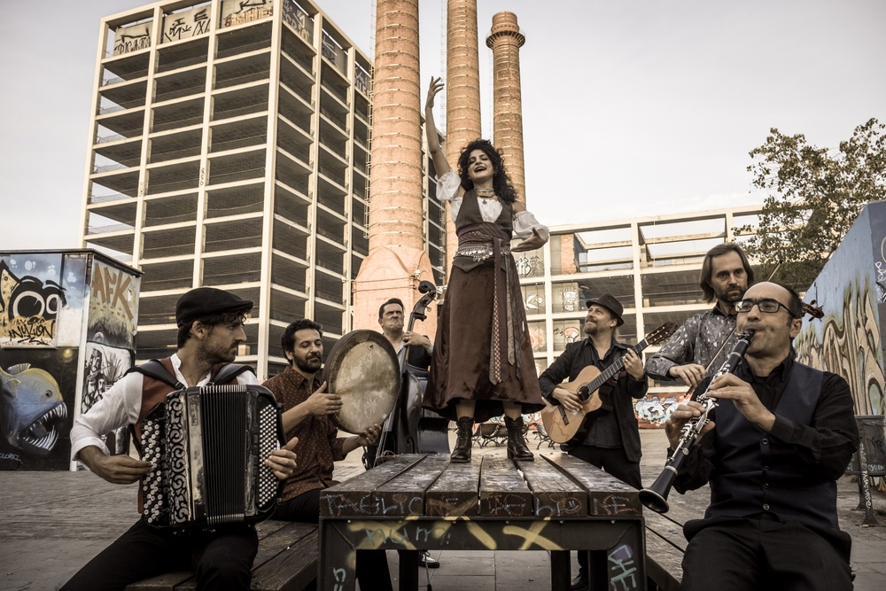 Musik som går rakt in i hjärtat utan knep. Barcelona Gipsy balKan Orchestra är en internationell ensemble från Barcelona som gör genuina omtolkningar av traditionell musik från Balkan, Mellanöstern och södra Europa.
