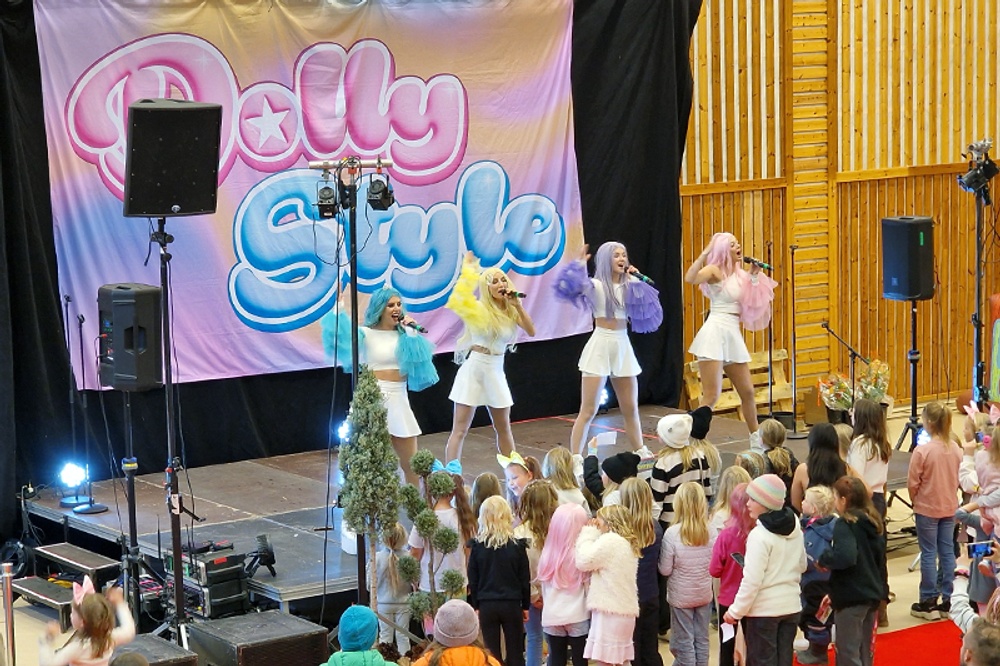 Dolly Style uppträdde inne i GA-hallen.