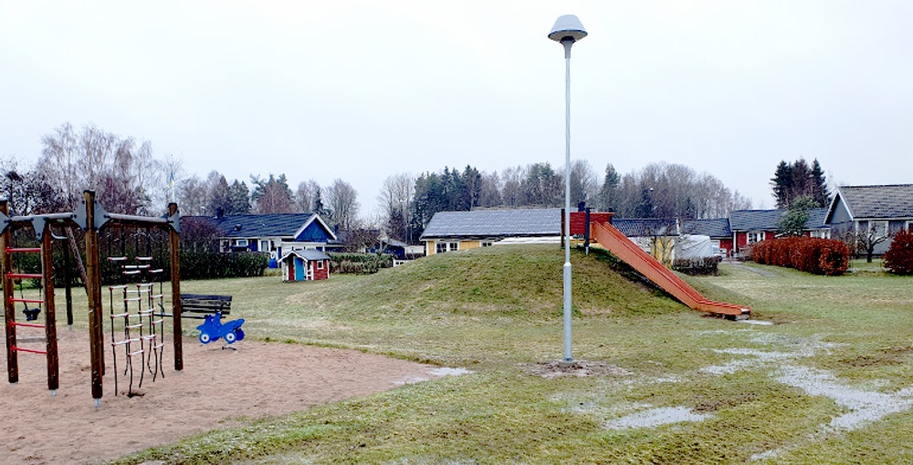 Lekplatsen i Främmestad innan renoveringen.