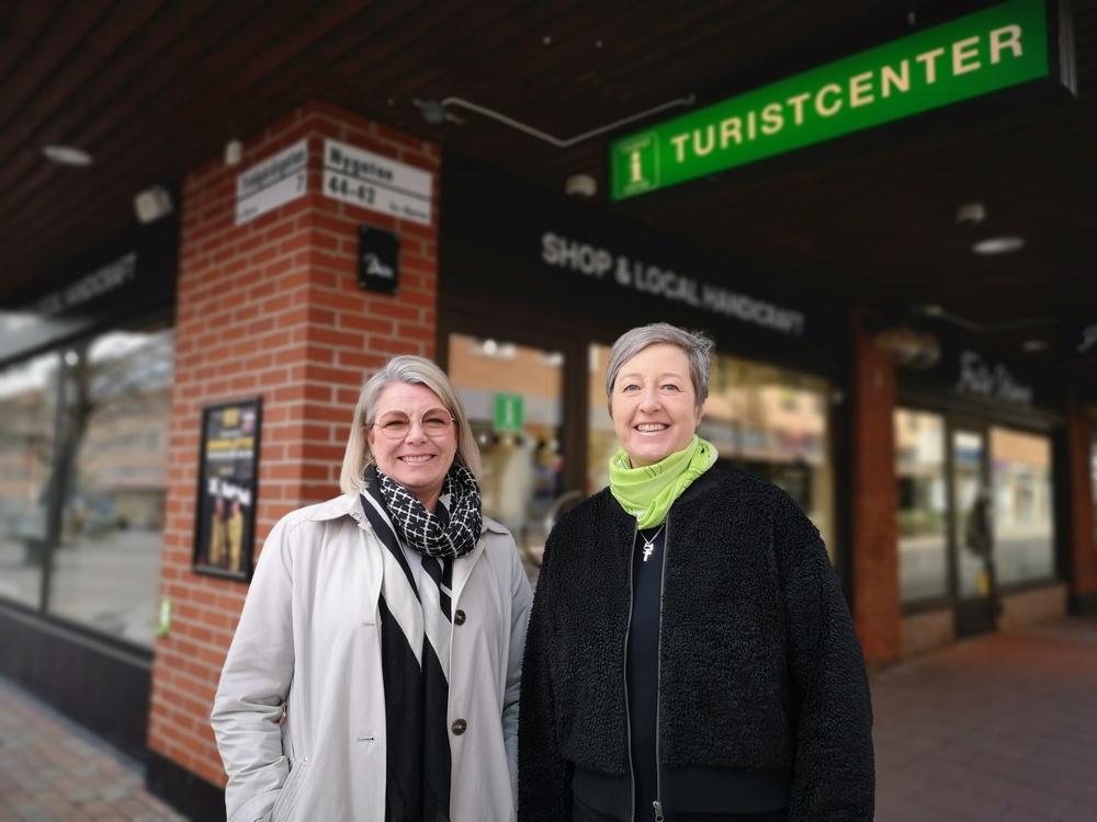 Maria och Challa utanför Skellefteå Turistcenter. Foto: Kristina Bygdén