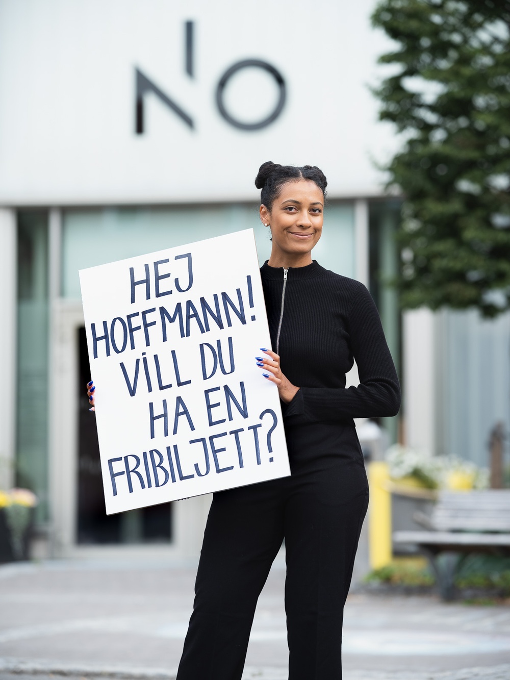 Norrlandsoperans sångerska Amie Foon efterlyser alla som heter Hoffmann.