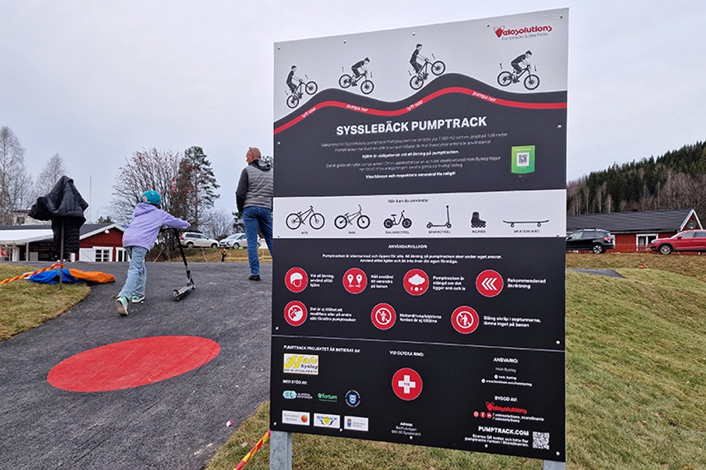 Skylten vid Sysslebäck Pumptrack visar fakta om banan och regler för alla åkare. Bland annat står det att alla åker på egen risk och att alla som åker måste ha hjälm och att fordonet får inte ha motor.