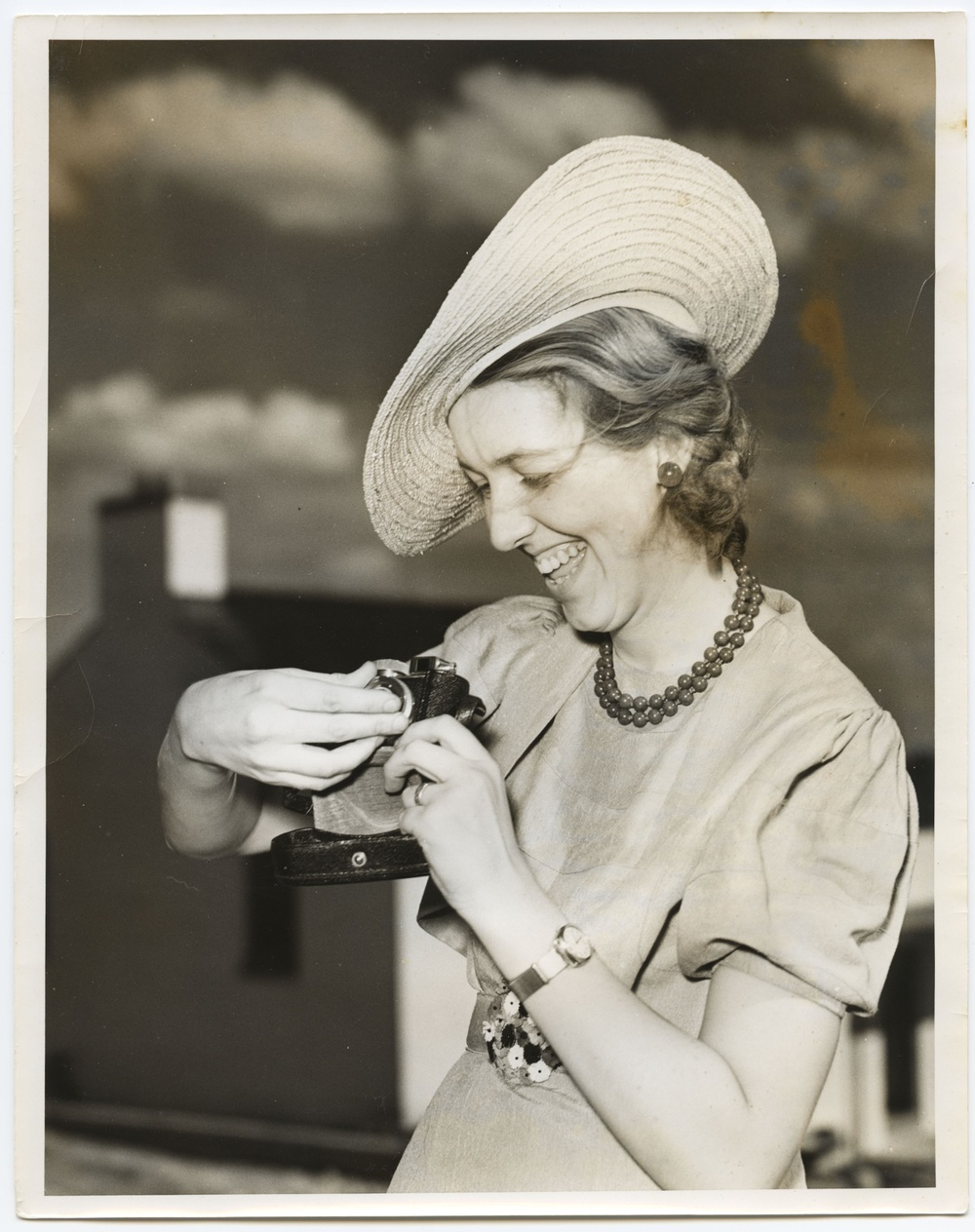 Hillevi Svedberg (1919-1990) på resa i USA, där hon intervjuas av en amerikansk tidning, 1937. 
Fotograf: Foster E Stansfield. ArkDes samling.
ArkDes samling.
