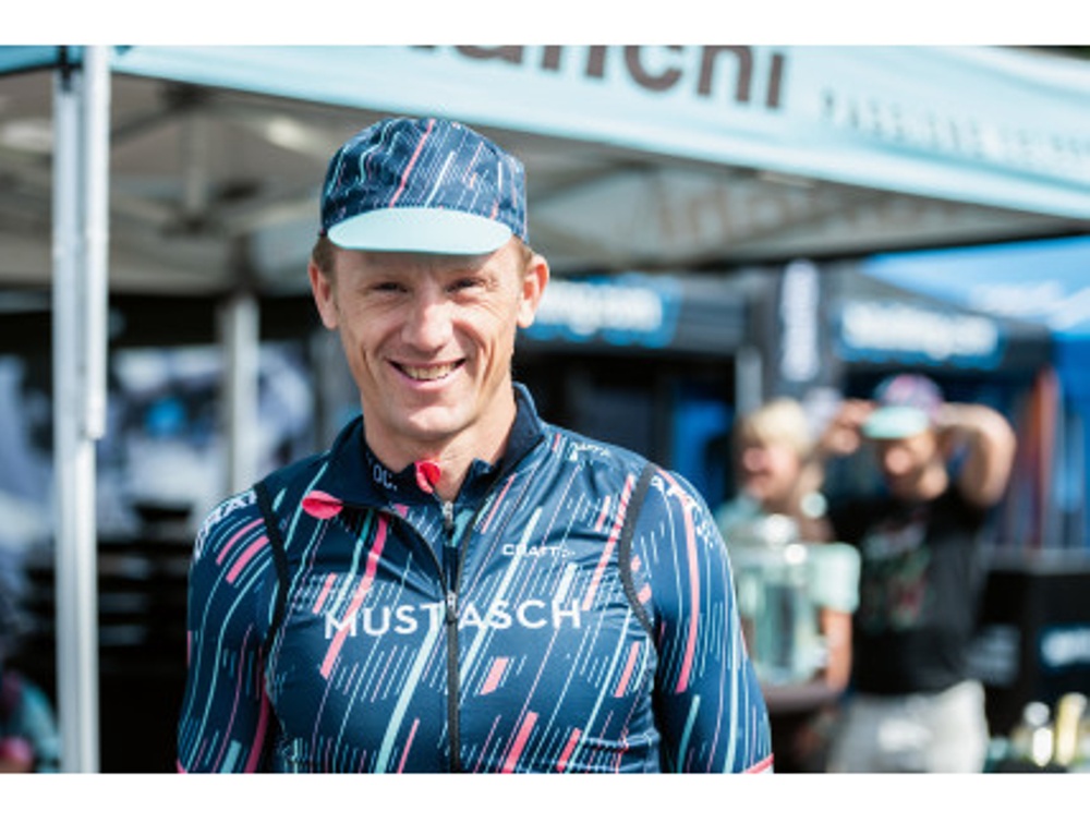Trefaldige Vasaloppsvinnaren Oskar Svärd körde för Team Mustasch förra året. I år kör han för strokeforskningen. Foto: Petter Blomberg
