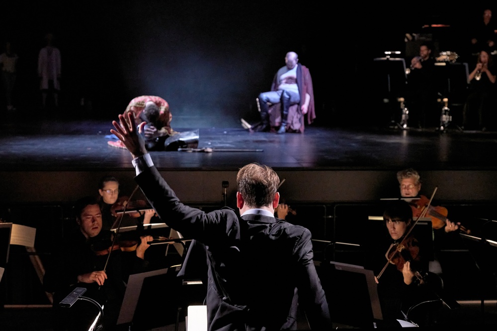 Dirigent Ville Matvejeff, Norrlandsoperans symfoniorkester. På scen: Fabian Düberg och Hrólfur Sæmundsson. Från "Giovanna d’Arco",
Foto: Micke Sandström
