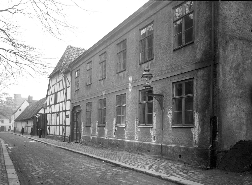 Thomanderska huset på sin ursprungliga plats på Paradisgatan, strax innan nedmontering. Foto ur Kulturens arkiv. 