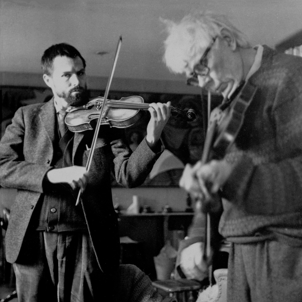 Ole och Bror Hjorth spelar fiol tillsammans i villan på Norbyvägen