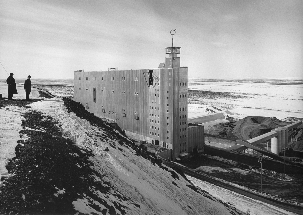 Hakon Ahlberg, architect
Lennart Olson, photographer
Iron Ore Hoisting and Separating Plant in Kiruna, 1960
Silver geliatine photograph
ArkDes Collections.
