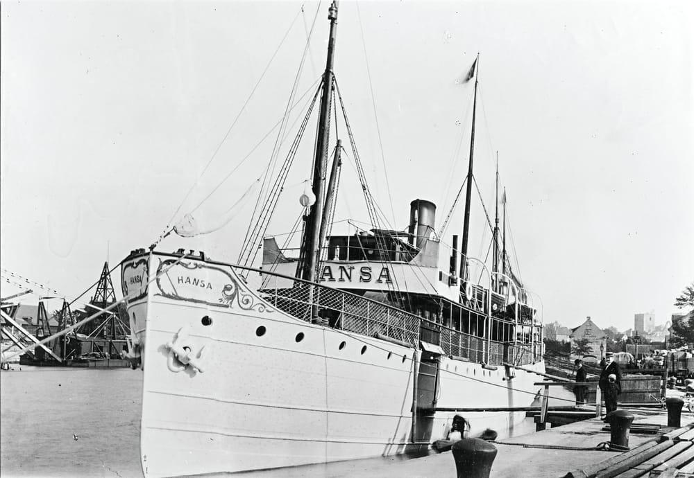 En svartvit bild på fartyget S/S Hansa som ligger vid kaj. 