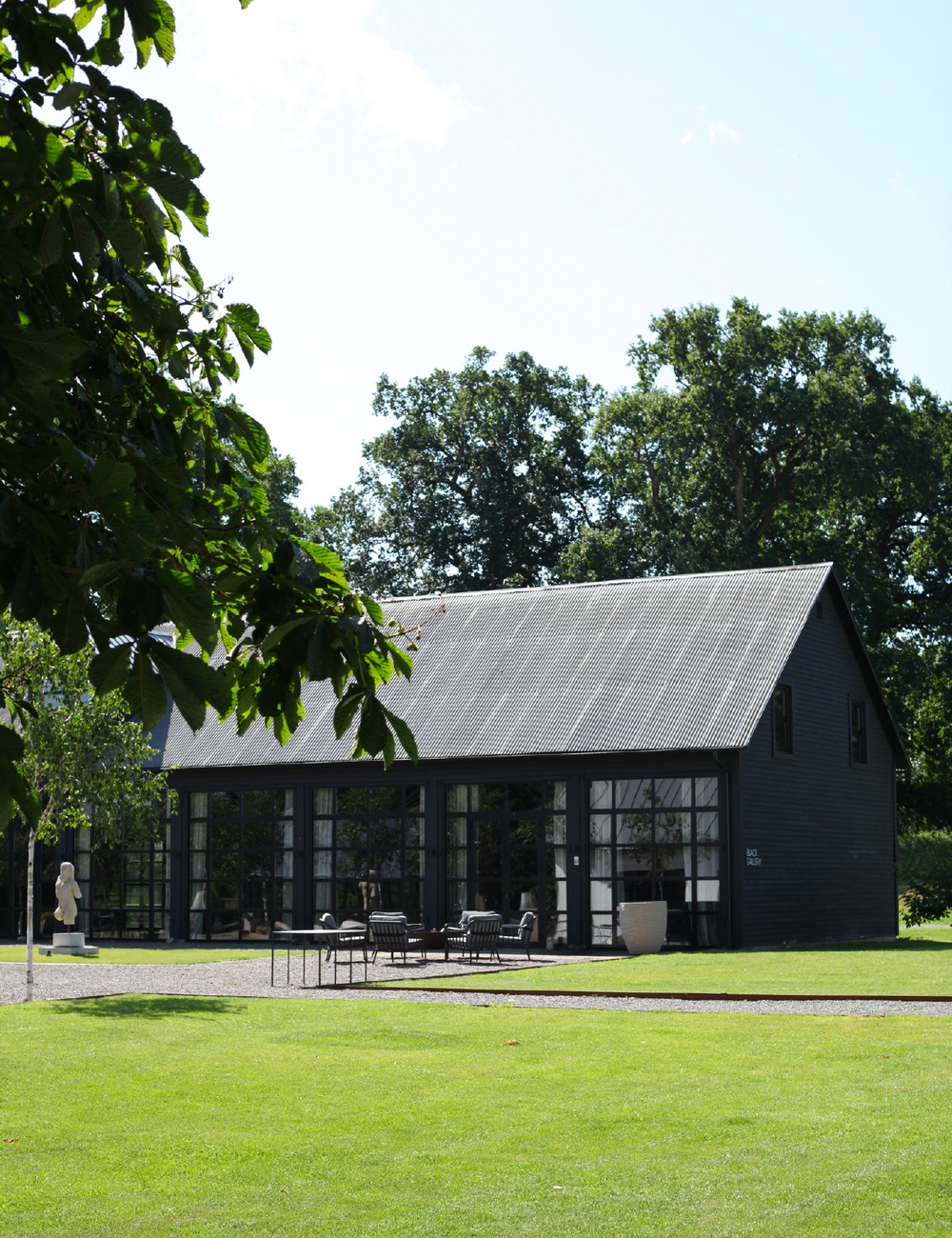 A black barn.