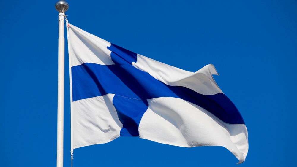 Finsk flagga mot blå himmel.