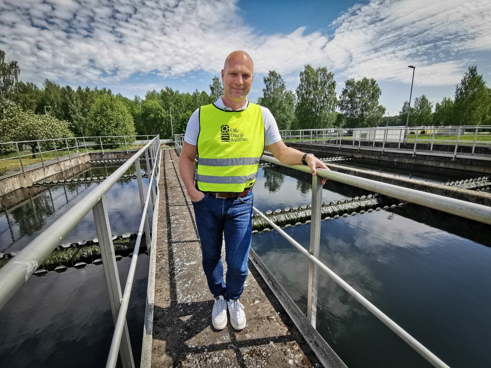 Bilden visar en man som står vid bassänger