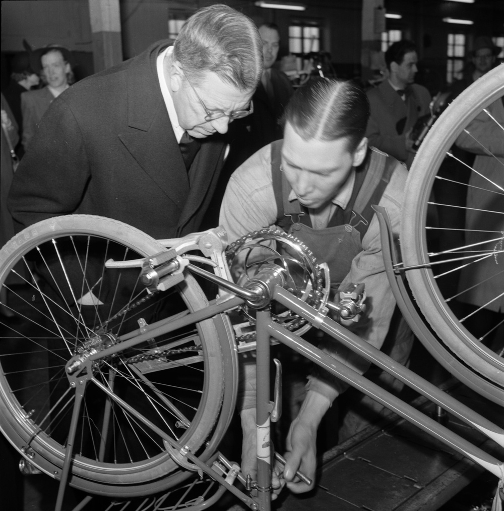 Gustav VI Adolf tittar på cykel