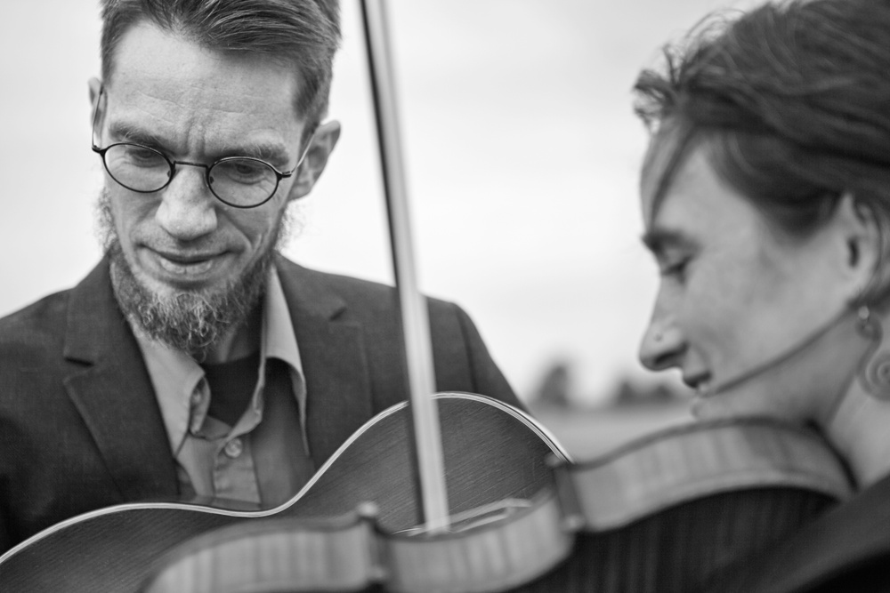 Emma Reid med fiol och Erik Ronström med gitarr