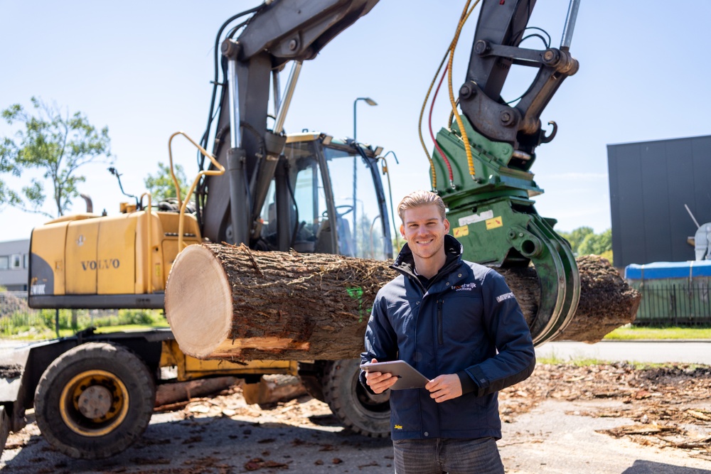 Floris Bakels account manager construction at Troostwijk auctions with a woodworking machine, lifting wood