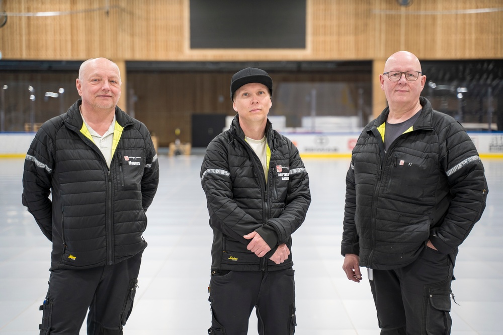 Isborgens arenatekniker Magnus Larsson, driftledare Daniel Holmgren samt arenatekniker Esko Vanha. På bilden saknas David Blombacke.