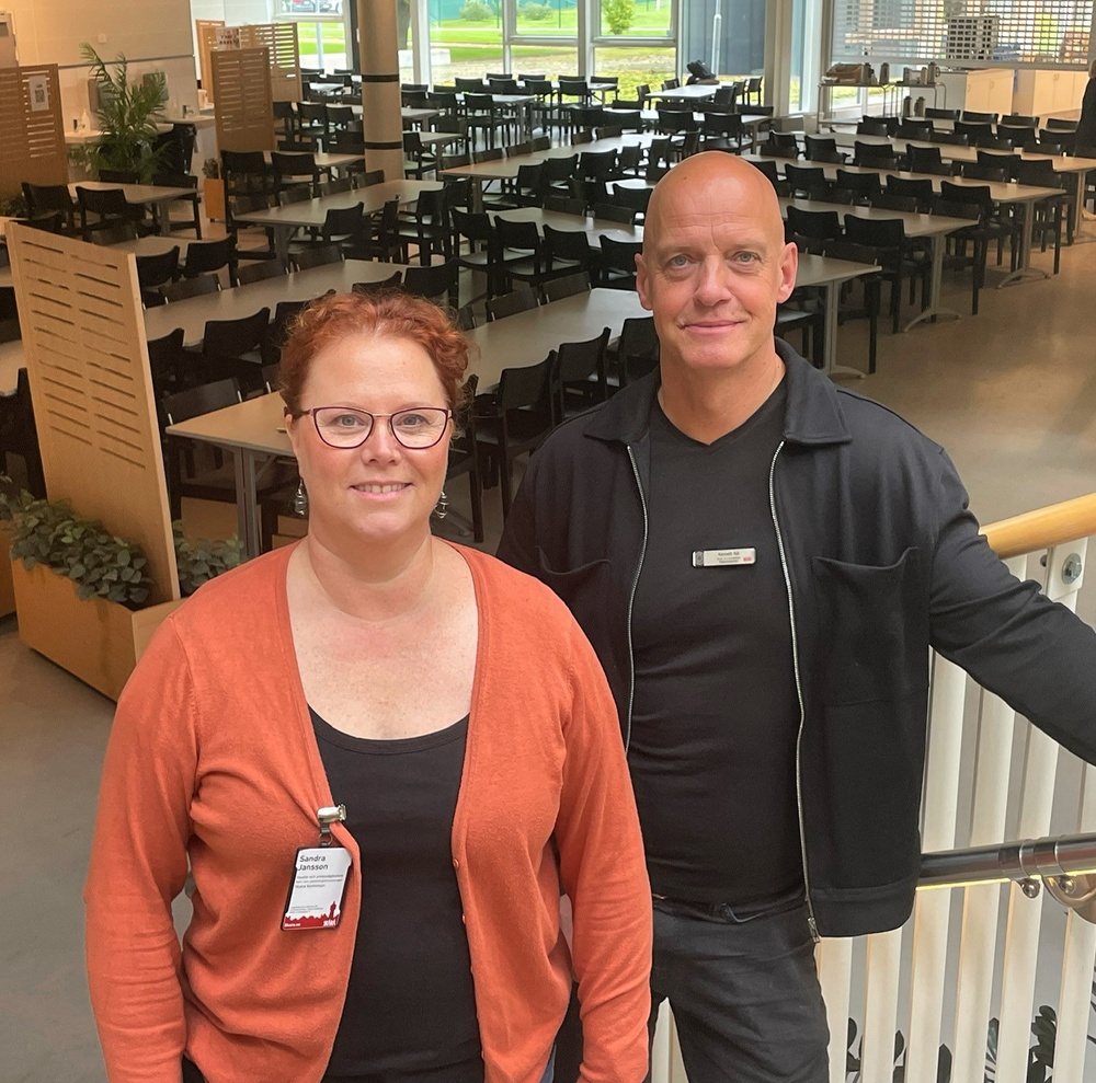 Sandra Käck Jansson och Kenneth Säll är studie- och yrkesvägledare i Skara kommun. De finns på plats under hela mässan för att guida besökarna och svara på frågor som rör studier och arbete.