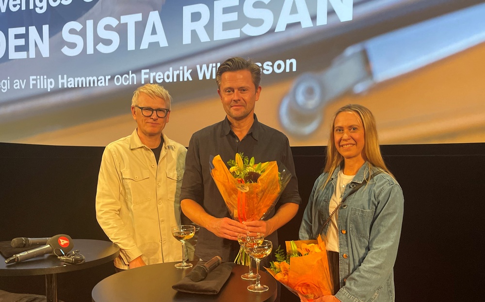 Fredrik Wikingsson i mitten flankerad av producenterna Lars Beckung och Petra Måhl . Foto: Linnea Vikström, Svenska Filminstitutet