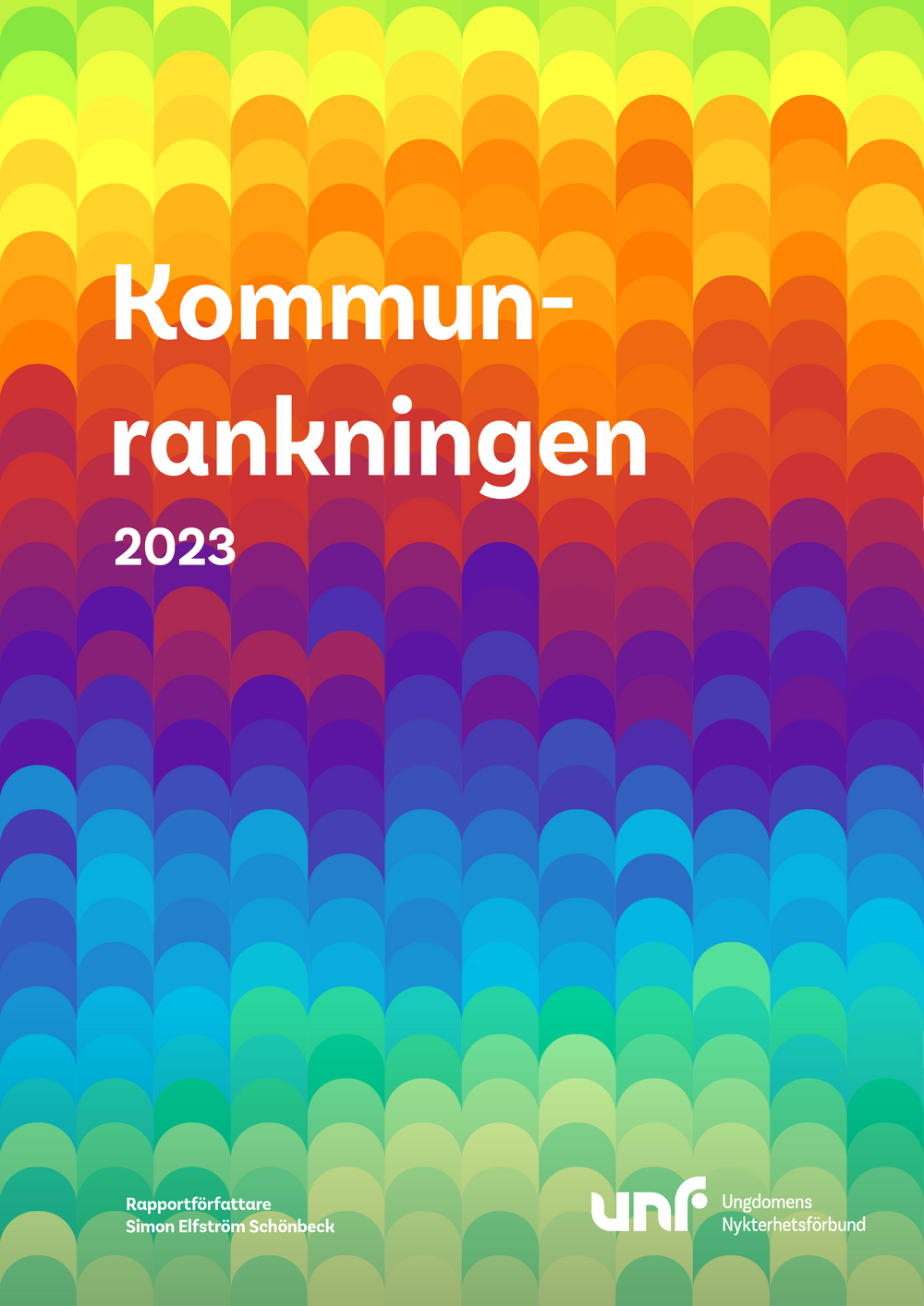 Rapportframsida av UNF:s Kommunrankningen 2023. Bakgrunden innehåller ett fiskfjällsmönster med regnbågens färger. På denna ligger texten "Kommunrankningen 2023", "Rapportförfattare Simon Elfström Schönbeck" samt UNF:s logotyp i vitt.