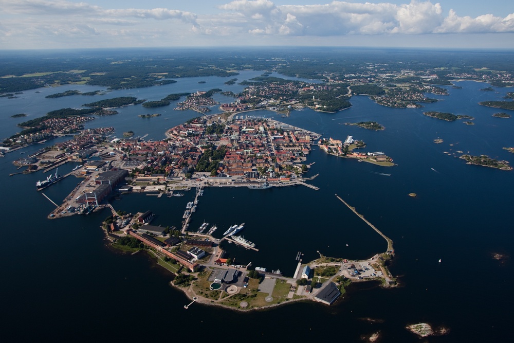Flygbild över Karlskrona, staden som är byggd på 33 öar. Mitt i skärgården.