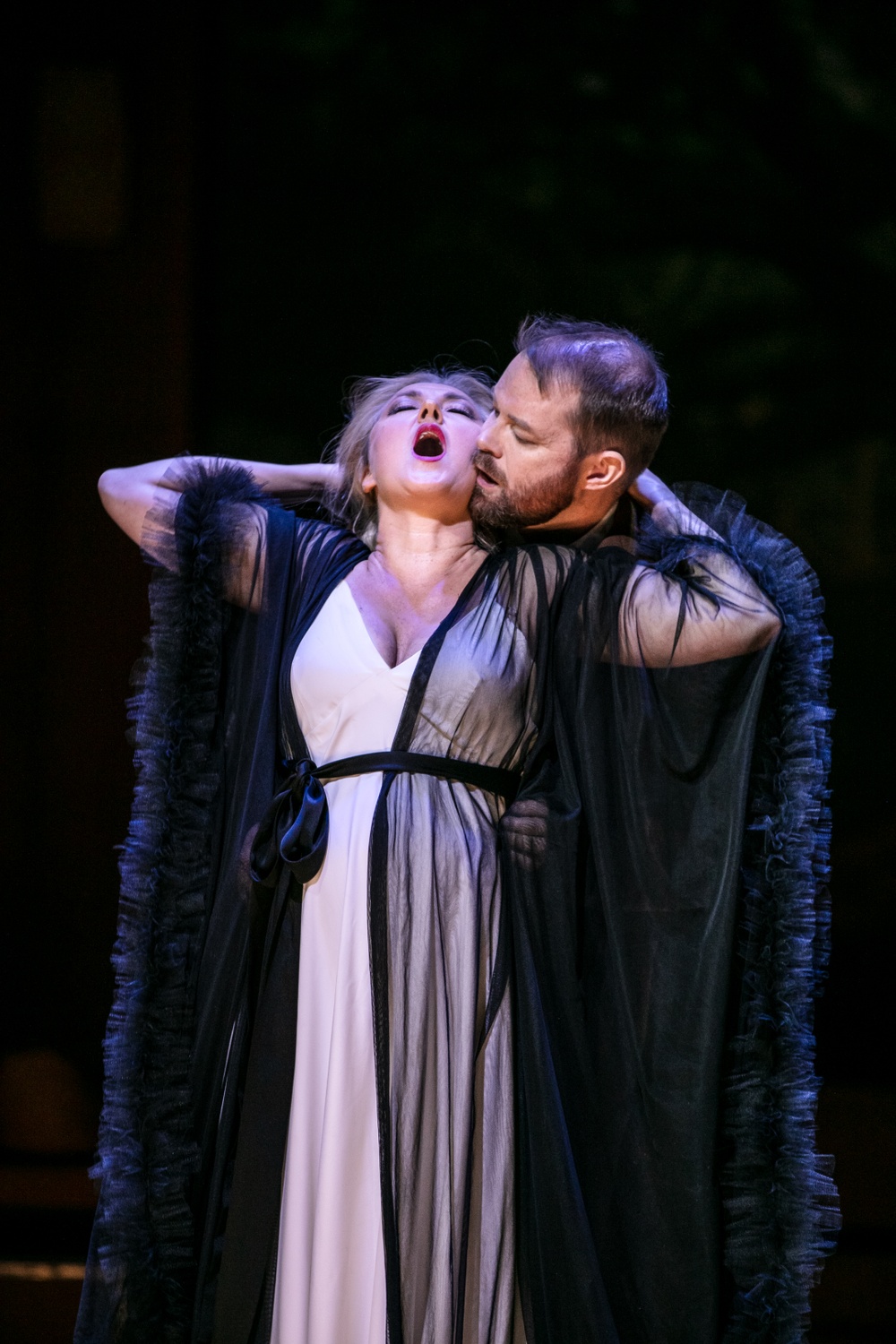 Paret Macbeth, i rollerna: Susanna Levonen och Hrólfur Saemundsson.