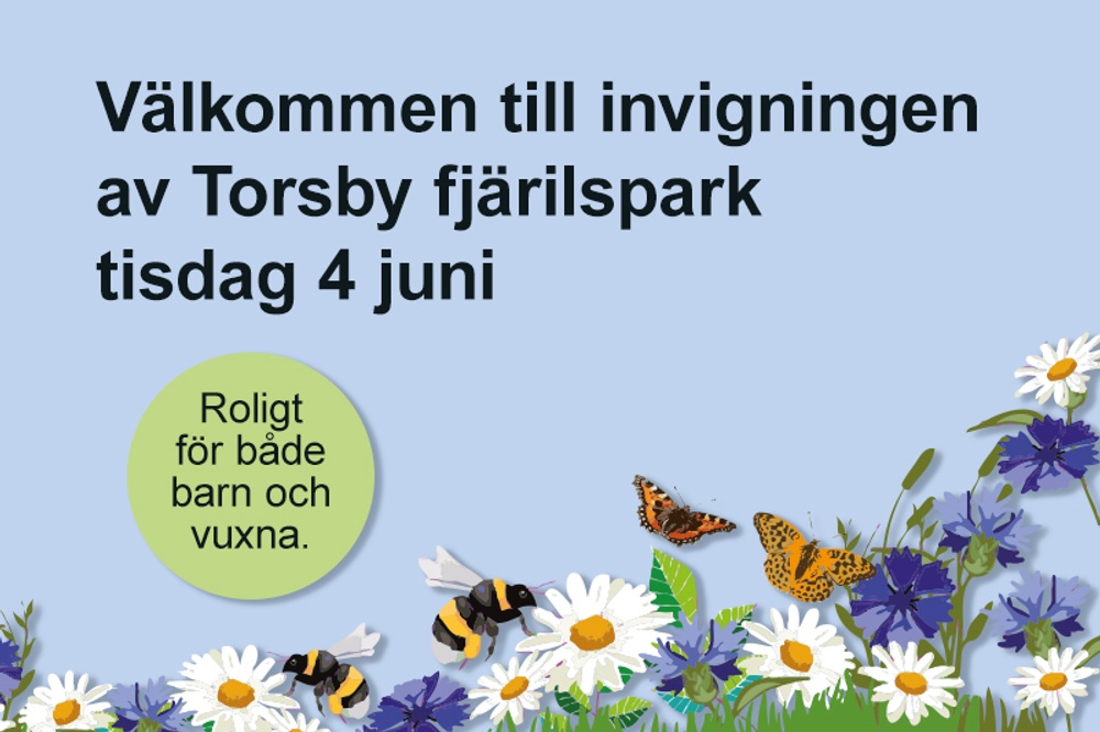 Skylt med blå bakgrund, blommor och fjärilar, samt text "Välkommen till invigningen av Torsby fjärilspark"