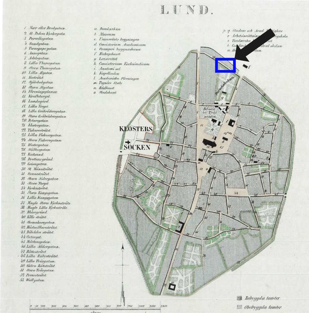 Området för den arkeologiska förundersökningen markerad med blått på karta från år 1853. Centralt i rektangeln kan den tidigare sträckningen av Norra Vallgatan ses. Gatan låg på den medeltida vallen och vallgraven. Återgiven från André och Högstedts "Kartornas Lund" 1990, s 68