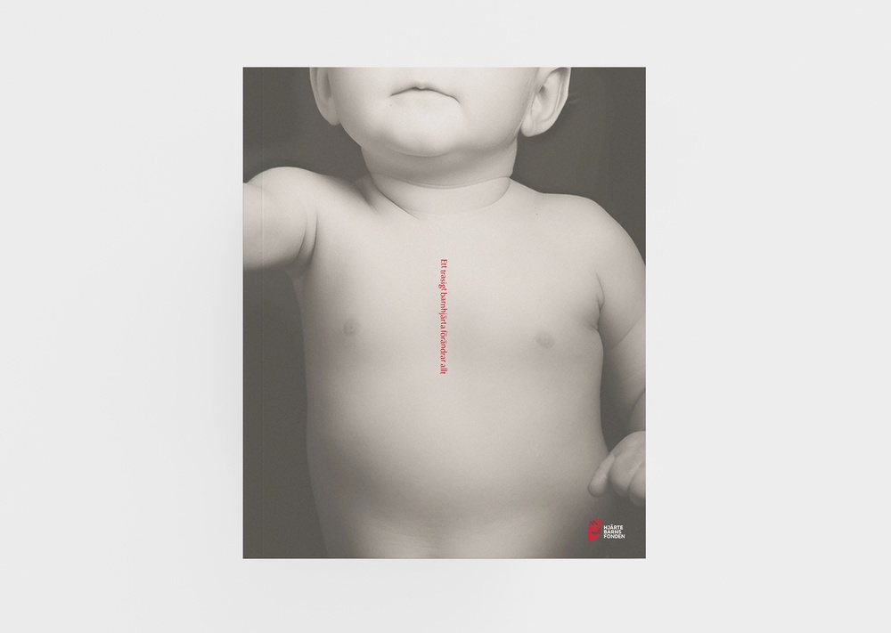 Ett barn med grafisk text där det står "Ett trasigt barnhjärta förändrar allt" i rött. Texten som går uppifrån och ner bildar som ett ärr på bröstet.