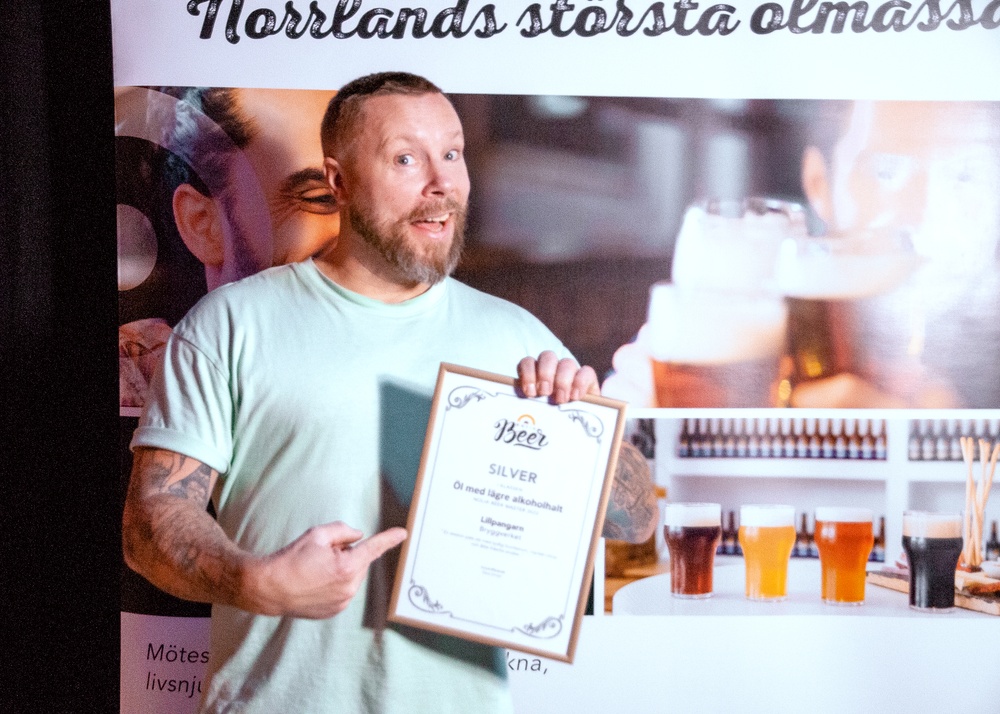 Albin Stenberg på Bryggverket tog emot diplomet för Lillpangarn som vann silver i kategorin öl med lägre alkoholhalt.