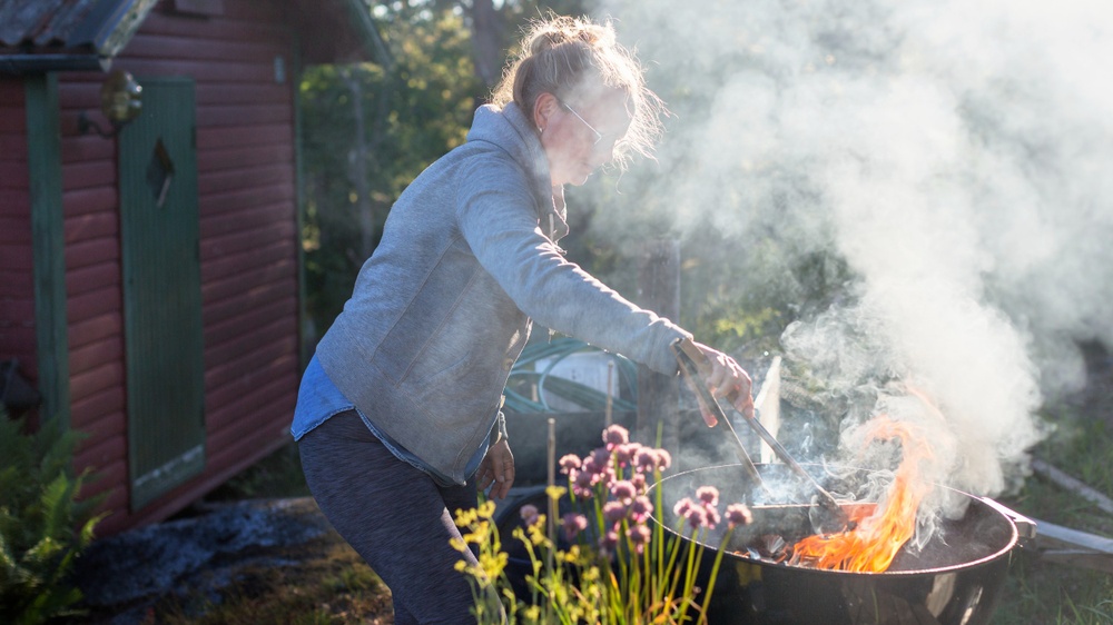 Kvinna grillar.