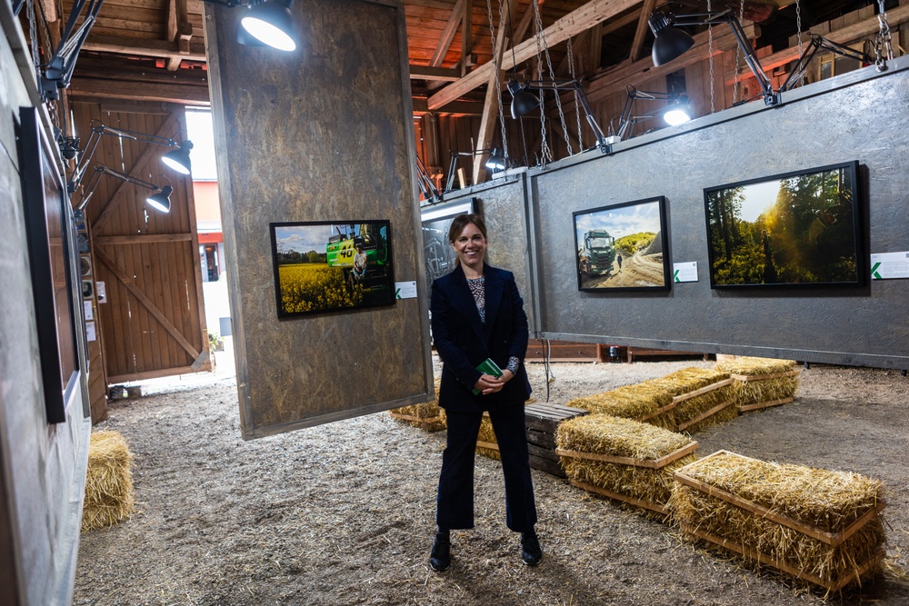 Fotografen Eva Edsjö, här framför fotografiet "Days of Thunder", som auktionerades under kvällen. 