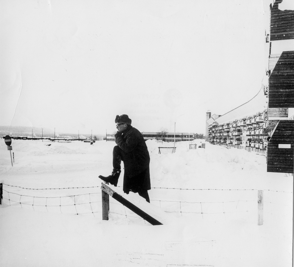 Unknown photographer
Ralph Erskine in front of Ormen Långe, Svappavaara, 1963
Silver Gelatin photograph
ArkDes collections 
