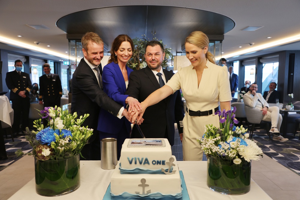 Anschnitt+Tauftorte+_ © VIVA Cruises.jpg