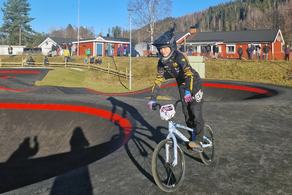 Vilma Haglund, Jössefors IK, vann skandinaviska cupen i pumptrack i år. Här invigningscyklade Vilma runt Sysslebäck Pumptrack.