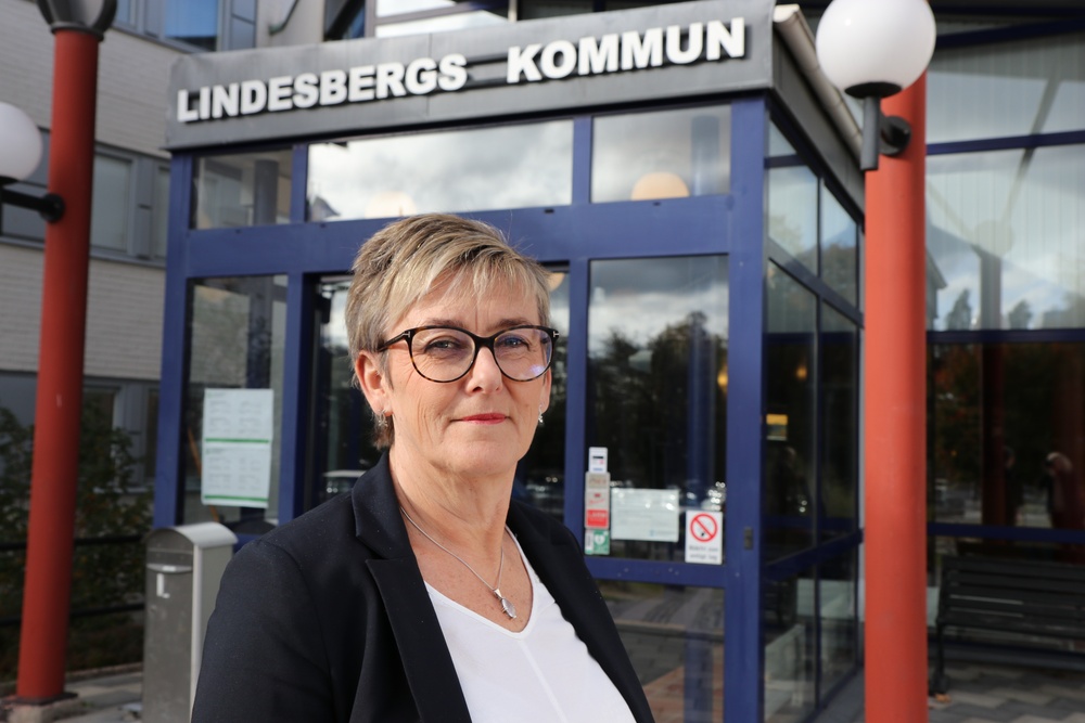 Ekonomichef Anette Person står framför kommunhuset i Lindesberg.