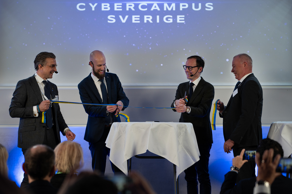 Invigde gjorde föreståndare för Cybercampus Sverige David Olgart, ministern för civilt försvar Carl-Oskar Bohlin, utbildningsminister Mats Persson och Anders Söderholm rektor vid KTH.