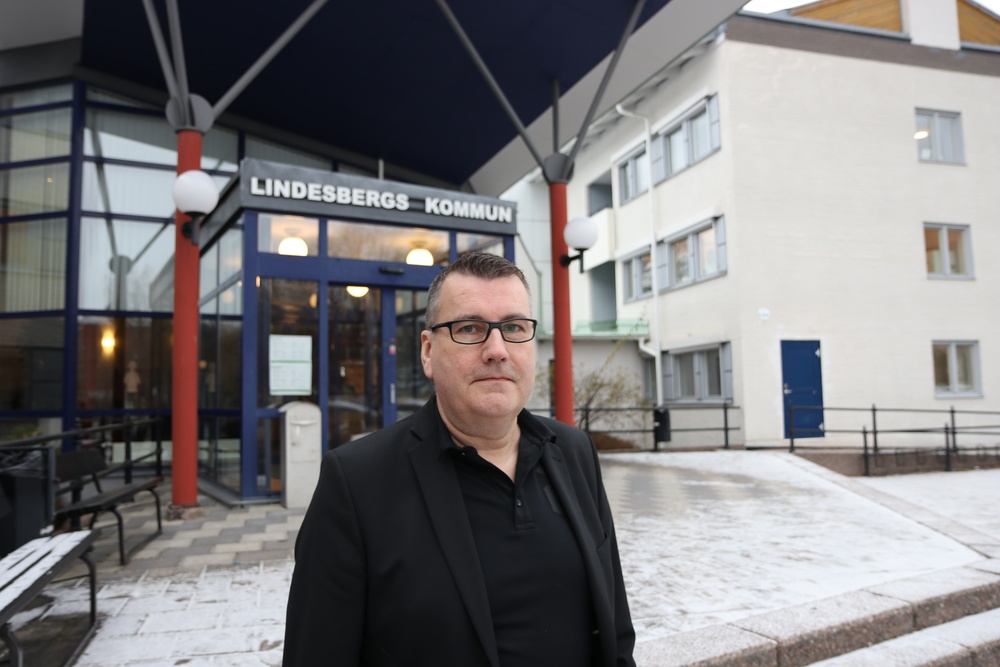 IT-chef Andreas Ericsson står framför kommunhuset i Lindesberg. 