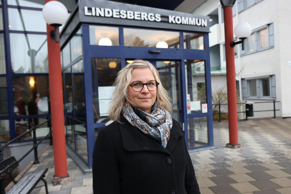 Biträdande personalchef Anna Korjus står framför kommunhuset i Lindesberg.