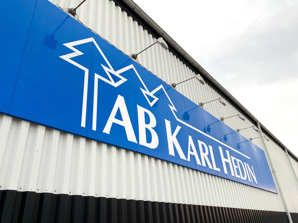 AB Karl Hedin Bygghandel - Fasad med logotyp 
