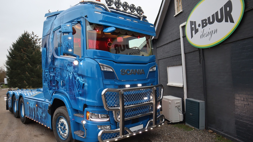 Alle, der auktionerer en lastbil på Klaravik frem til den 8. maj, deltager i konkurrencen om et gavekort på 90.000 DKK fra udstyrsproducenten FL-Buur Design. 