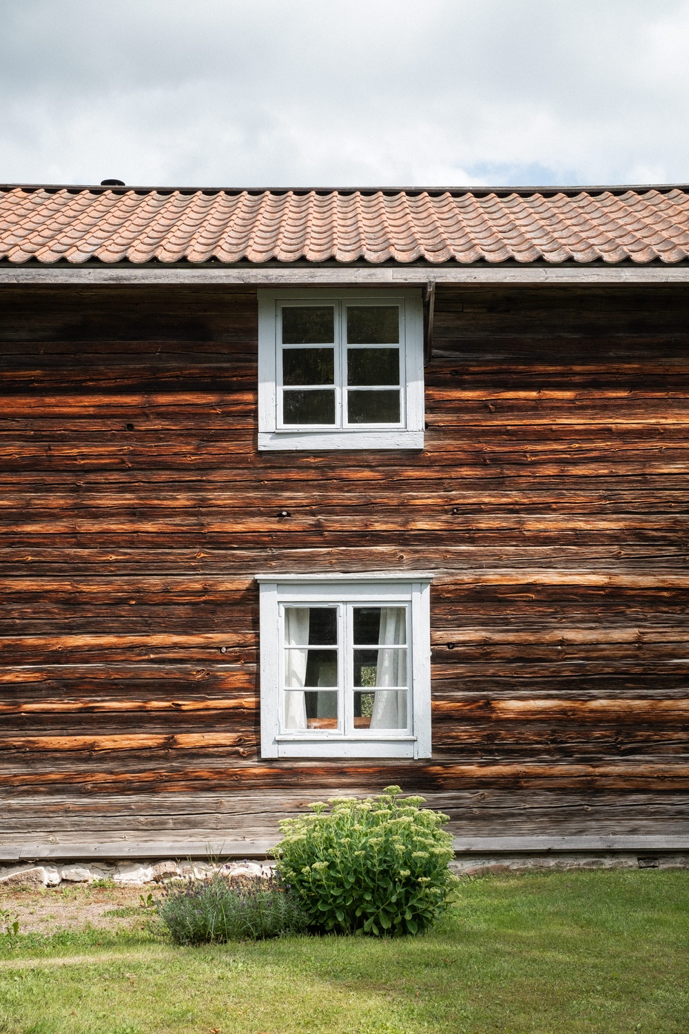 Kulturreservatet Smedstorps dubbelgård. Exteriörbild på fasad.