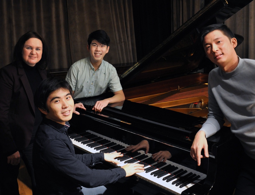 Internationella konsertpianister i sällskap av professor Julia Mustonen-Dahlkvist vid piano, från vänster:  KaJeng Wong, Julia Mustonen-Dahlkvist, Aristo Sham och Tony Yang.