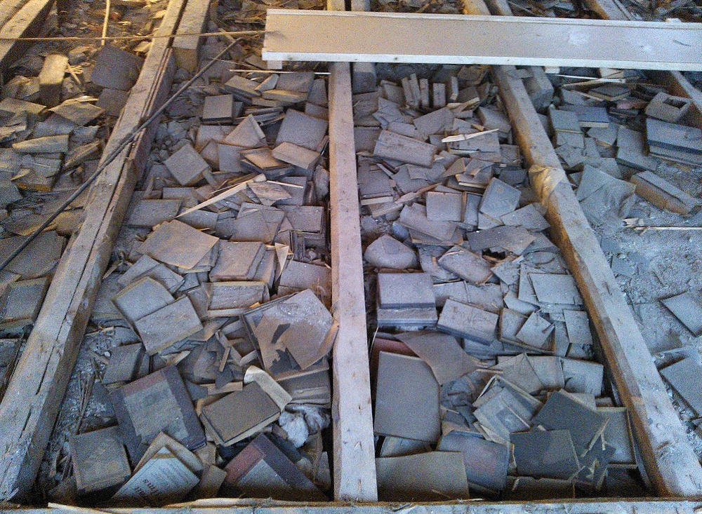 I samband med en renovering 2012 hittades tusentals glasplåtar under golvet. Foto: Lee Dodd. 
