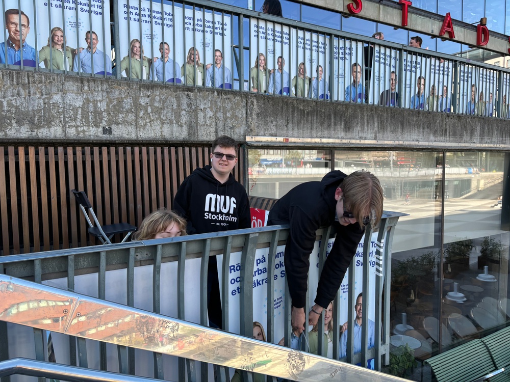 MUF Stockholm affischerar Sergels torg