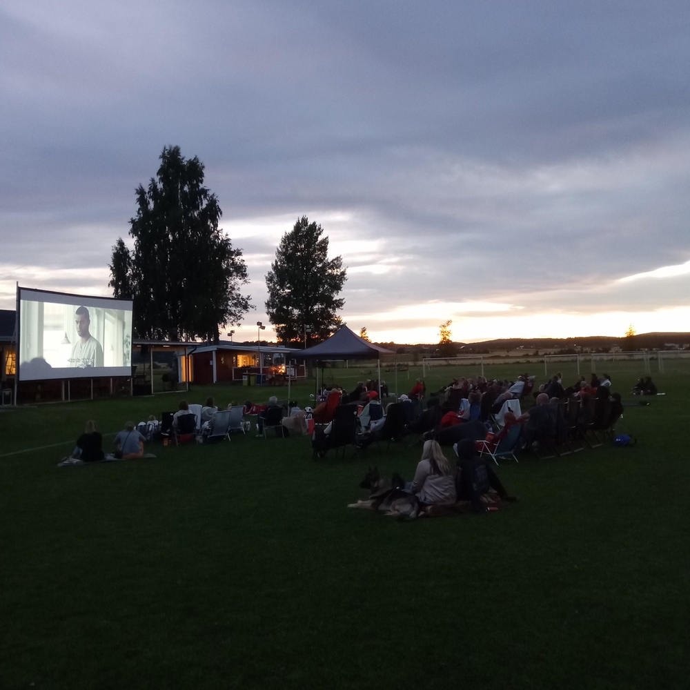 Utomhusfilmvisning vid Högsgården. Foto: Niklas Fischer